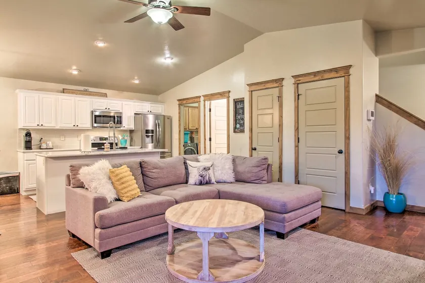 Townhome w/ Private Hot Tub, 8 Mi to Downtown - Image 1
