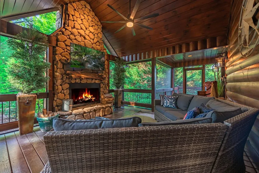 Luxury Mountain View Cabin with Jacuzzi - Image 1