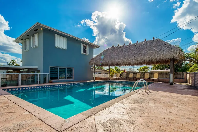 Beautiful 7-Bedroom Villa with Pool - Image 1