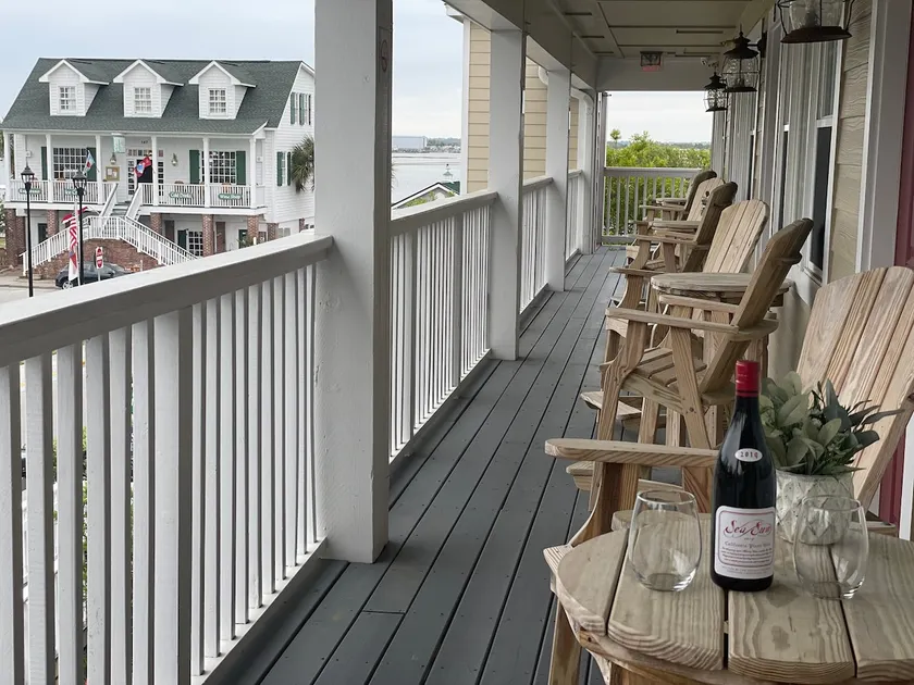 Charming Downtown 1-Bedroom Suite | Walk to - Image 1
