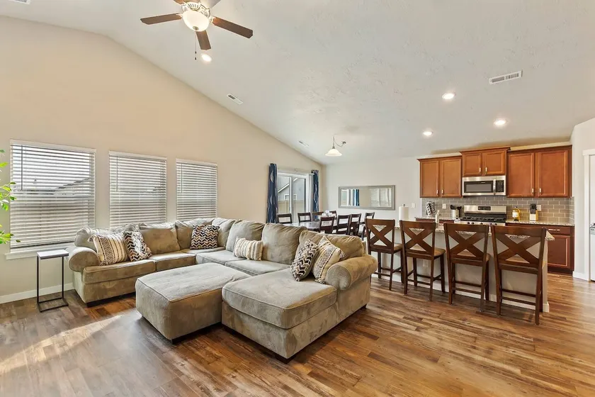 Star Family Home | King Bed | 5 TVs | Walkable to Downtown and Albertsons - Image 1