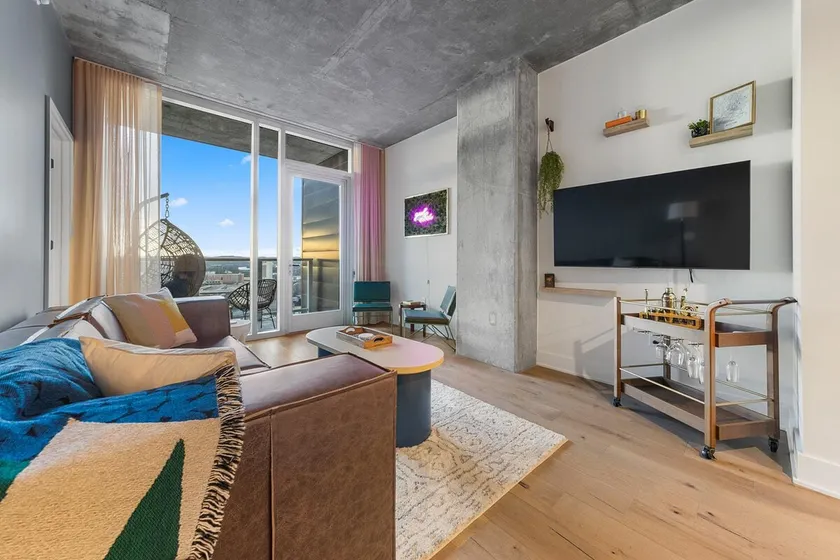 Ultra Lux Rainey St. Condo - Lake & Skyline View - Rooftop Pool - Gym - Steps from Bars, Shops, Down - Image 1
