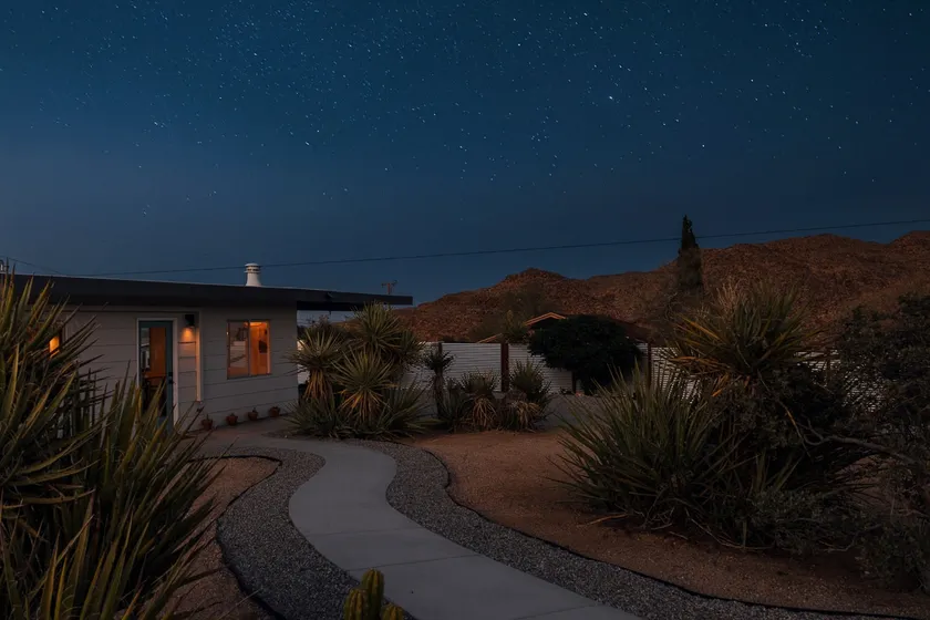 2BR Desert Cabin l Hot Tub l 4 Miles to National Park l 1 Mile to Town - Image 1