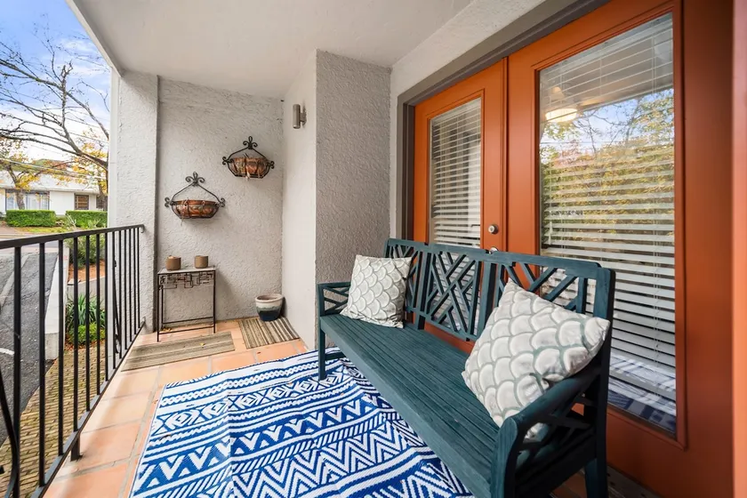 Safe & Quiet Oasis in DT ~Perfect Location~ - Image 1