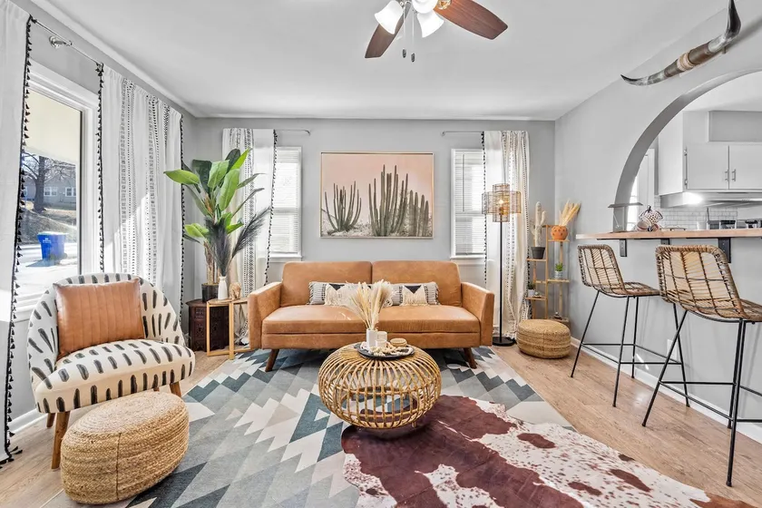 Boho Lounge - Pet Friendly Home Close to I-35 & KC - Image 1