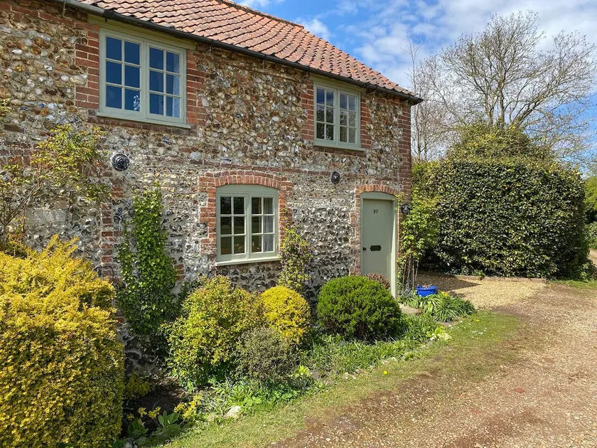 Meadow Cottage - Image 1