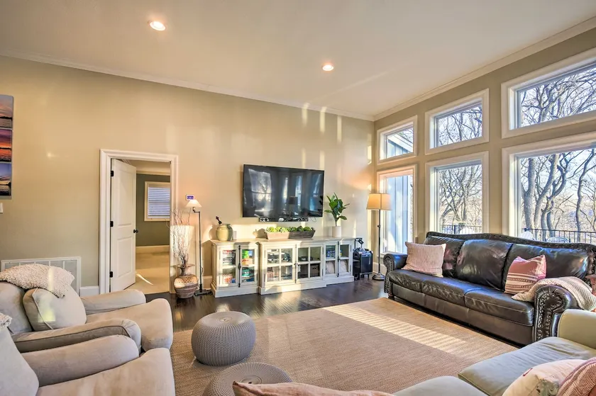 10 Mi to New Braunfels: Waterfront Seguin Gem - Image 1