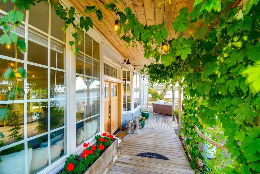 Gig Harbor Historical Beach House in Wollochet Bay - Image 1