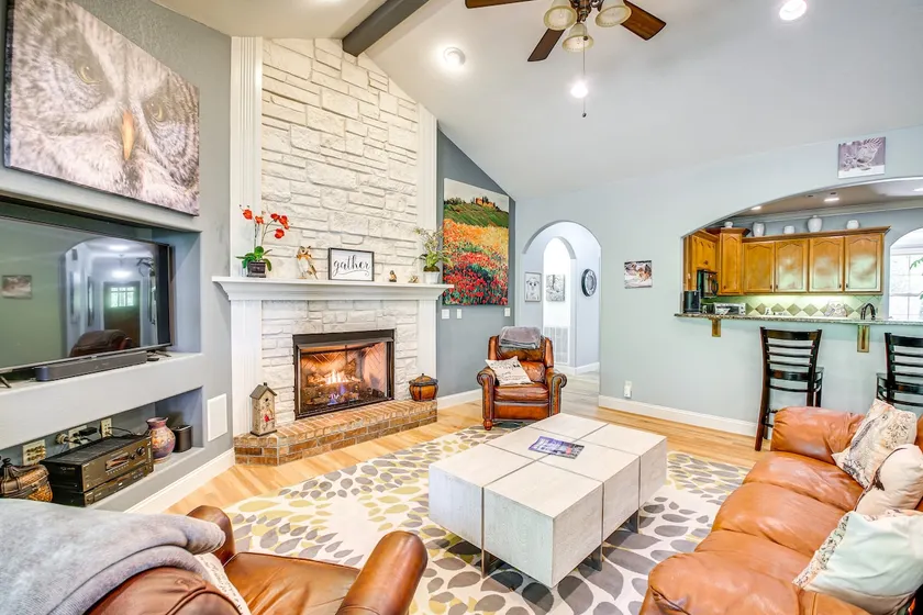 < 5 Mi to Lake Desoto: Grand Hot Springs Home - Image 1