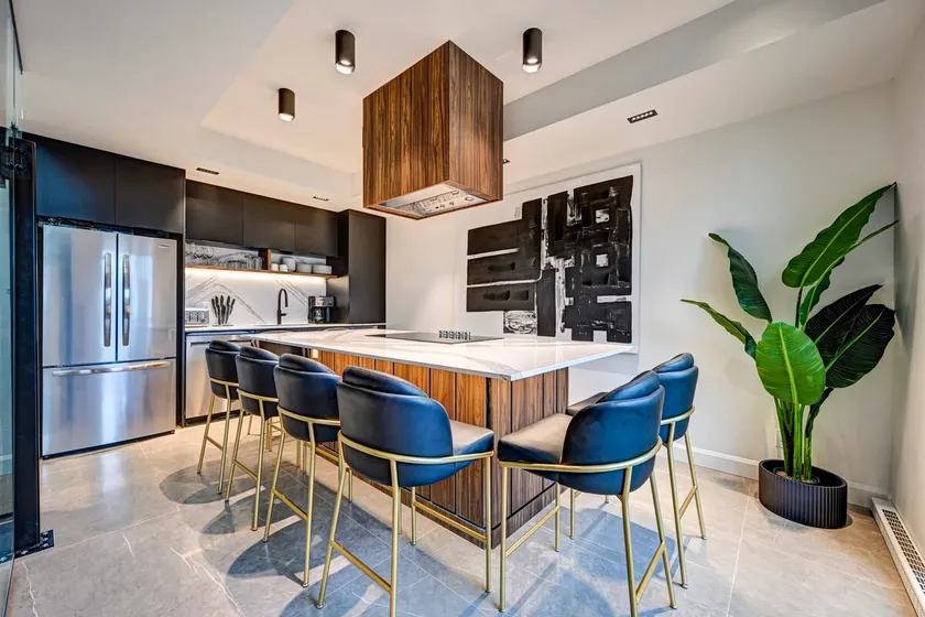 CLUBHAUS Executive Penthouse, Private Rooftop, Sleeps 12+ - Image 1