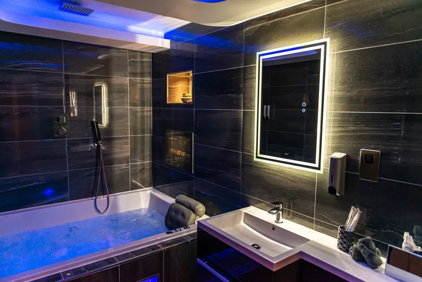 Optimal Apartments - Deluxe Jet Hot Tub Suite - Image 1