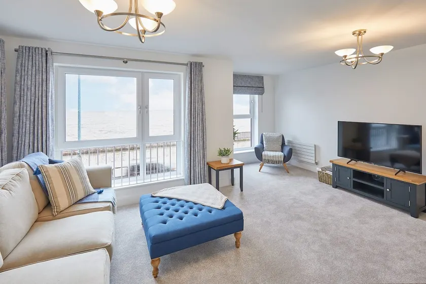 Host & Stay - 3 Queens Court - Image 1