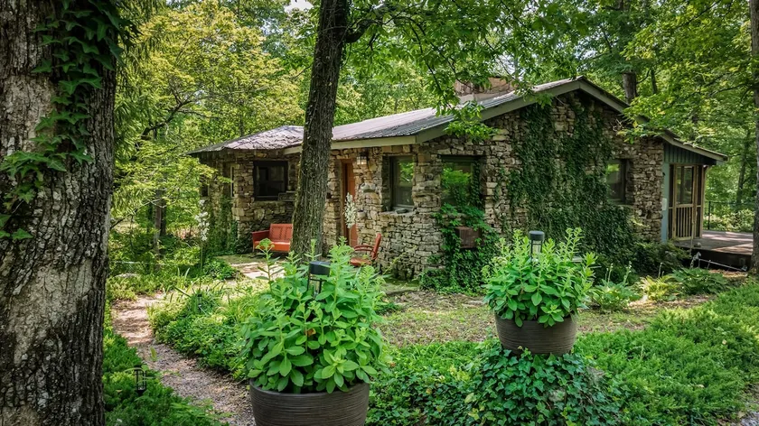 The Shire-riverside w/hot tub, fire pit, kayaks & fenced yard - Image 1
