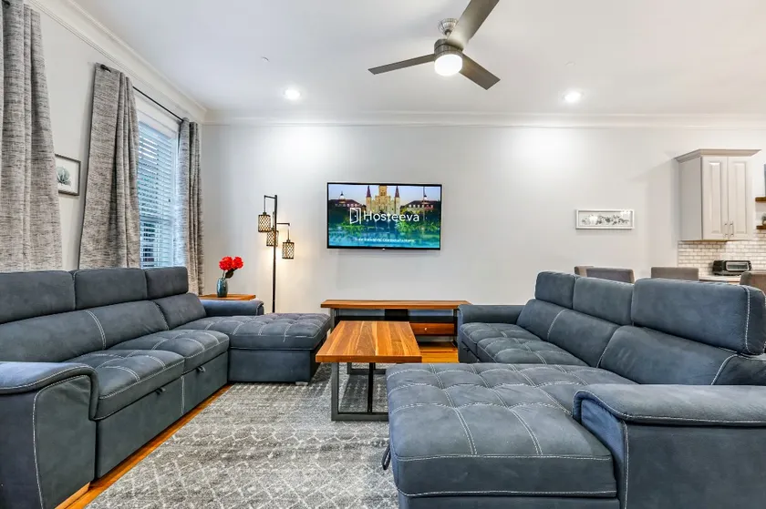 Modern 5 BR Condo - Large Pool - Near Everything - Image 1