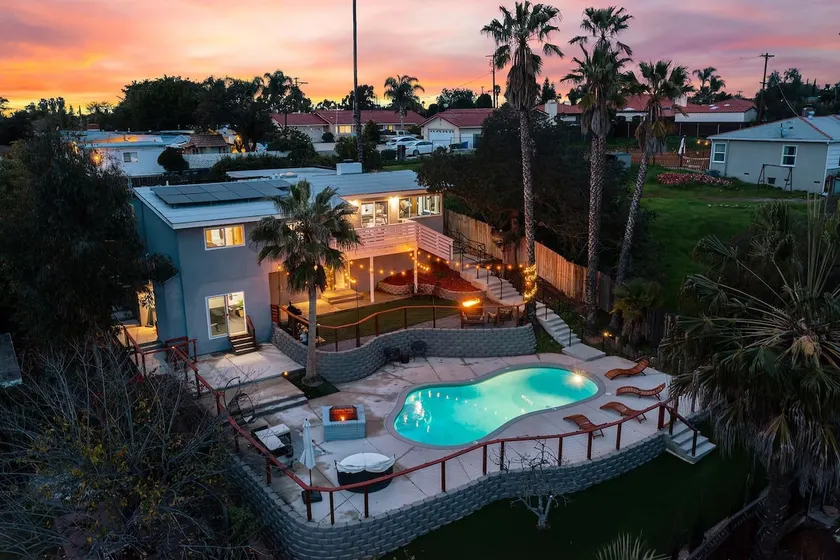 Family Pool Retreat + Gym, Fire Pits, Views (Sleeps 9 - Image 1