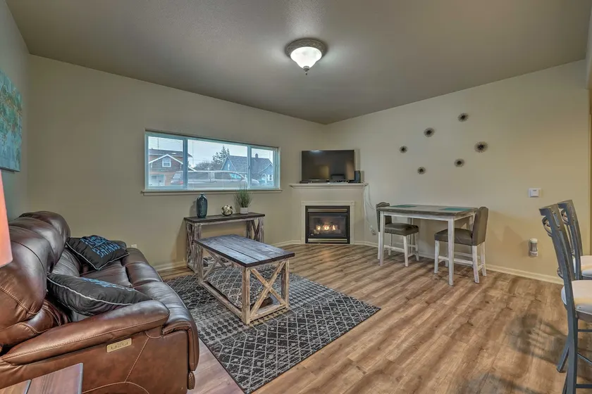 Central Apt: Private Fireplace & Patio Access - Image 1