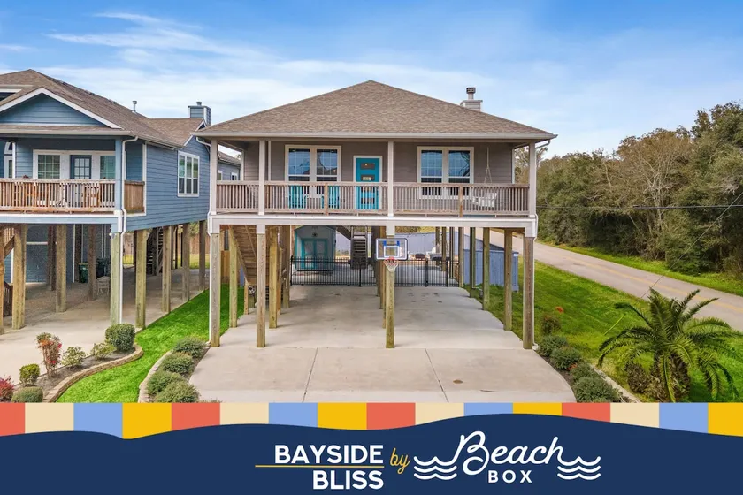 Perfect Seabrook retreat just minutes from the bay with fire pit and Cowyboy soaking pool - Image 1