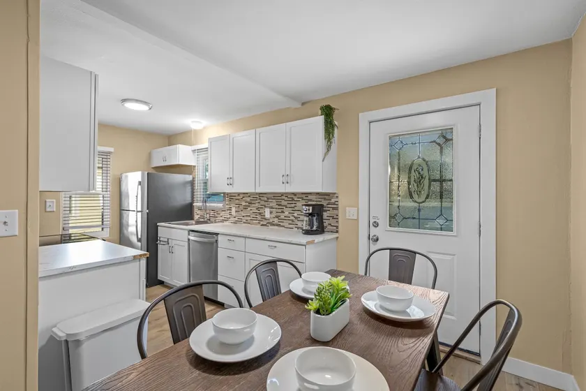 Snug, neighborly home perfect for your small group - Image 1