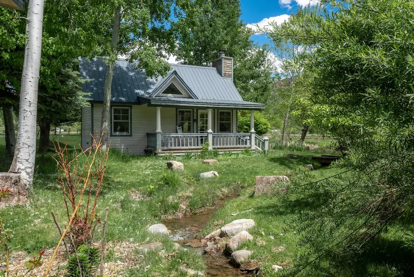 Country House-Private Bathroom-Mountain View - Image 1