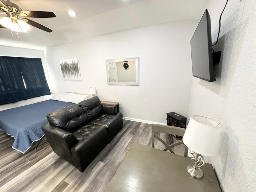 Bungalow-Fully Loaded, Lackland AFB, Sea World - Image 1