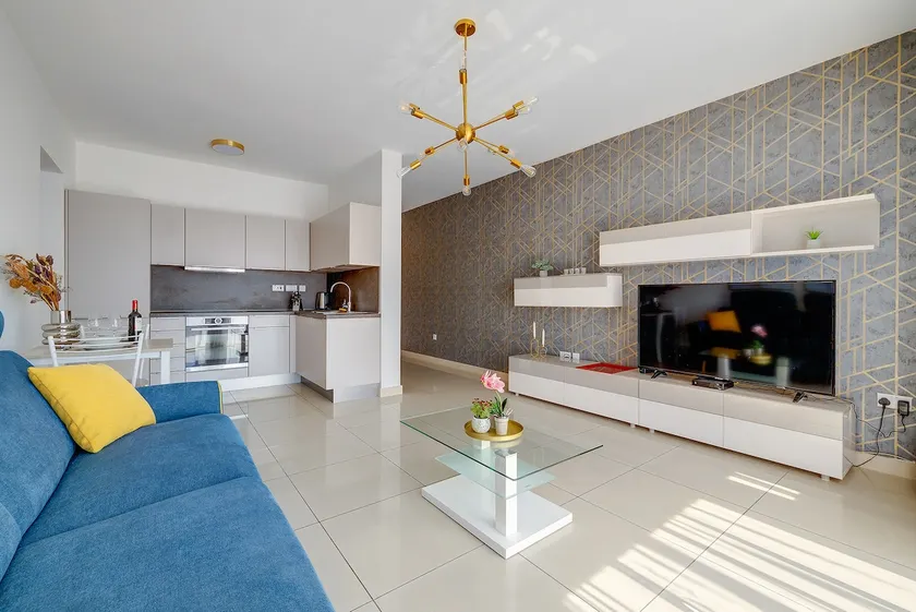 Luxury Apartment with Balcony, Central Area - Image 1