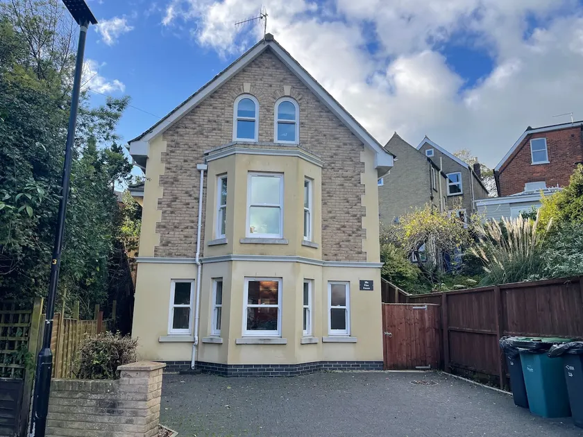 Pilot House -Parking-Garden-Central Cowes-Sleeps 8 - Image 1