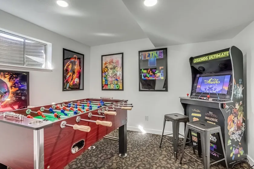 Gameroom and Theater in a breathtaking home - Image 1