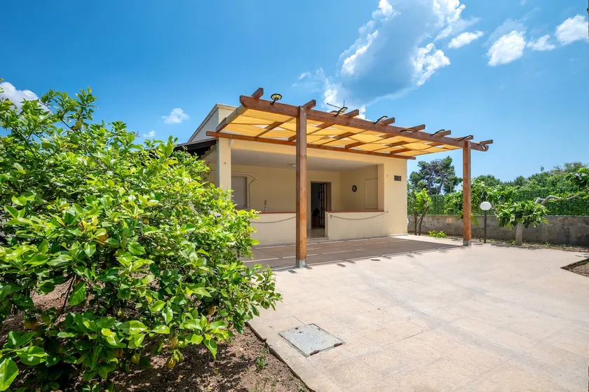 Ferienhaus „Villa Minetta“ mit privatem Pool, überdachter Terrasse, Garten und WLAN - Image 1