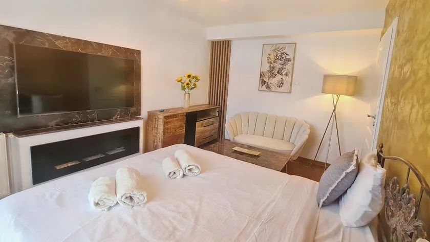 Main square 5 star luxury apartment with view - Image 1