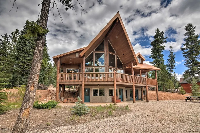 Duck Creek Village Chalet w/ Fire Pit & Decks - Image 1