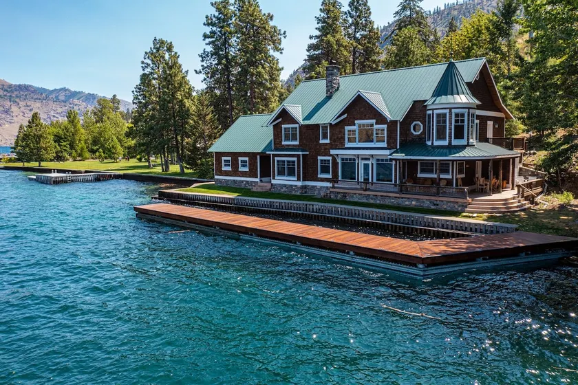Serene Lakefront lodge-/private dock & hot tub - Image 1