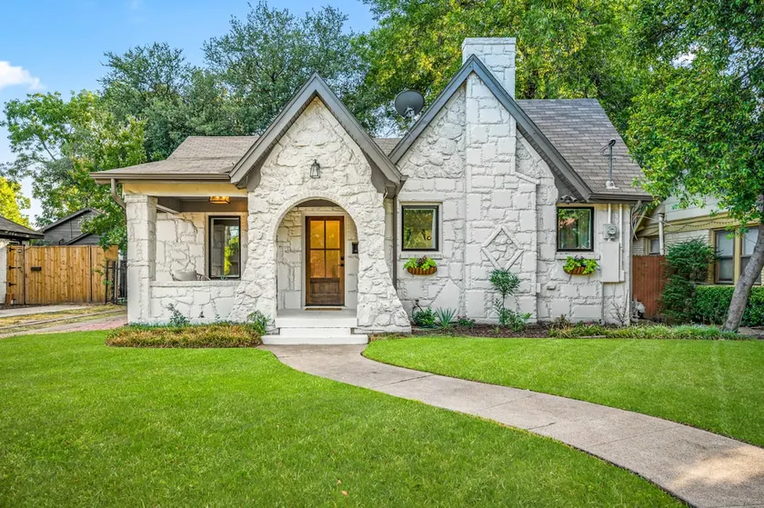 The Hansel-Modern 4 Bed, 3 Bath Bungalow, Hot Tub - Image 1