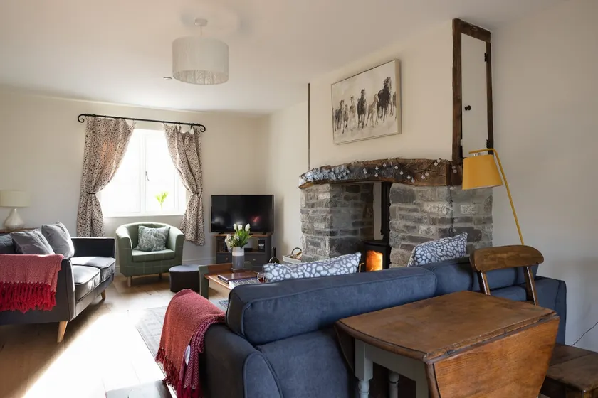 Family Country Cottage with Stunning Mountain View sleeps 12 - Image 1