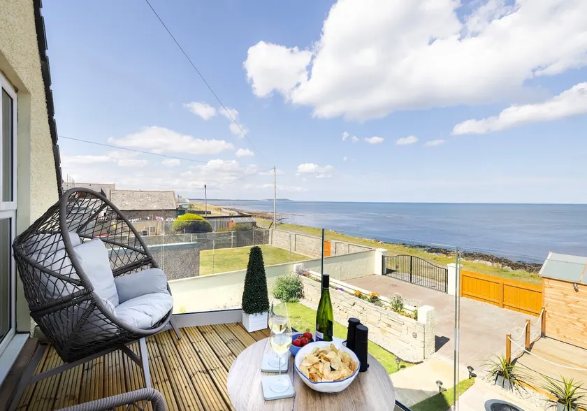 Aurora House Hot Tub & Sea View - Image 1