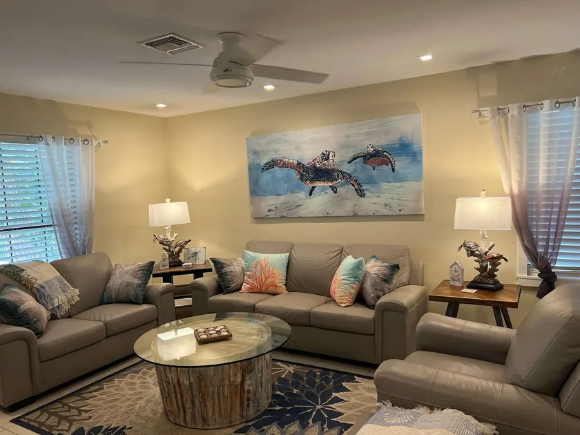 Lakeview Seashell 2BR Cottage, Pets Welcome! Sleeps 4 - Image 1