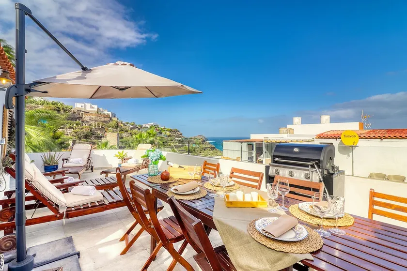 Big terraced house, 100m to the beach, with BBQ and sea view - Image 1