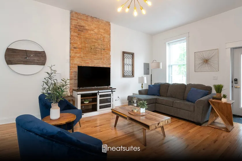 2BR Townhome - Free Parking, Minutes to Stadiums - Image 1