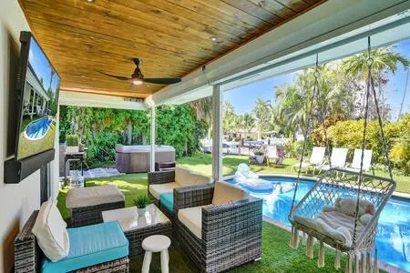 5 BR Oasis HTD Pool, Jacuzzi OlgasFriendsLLC - Image 1