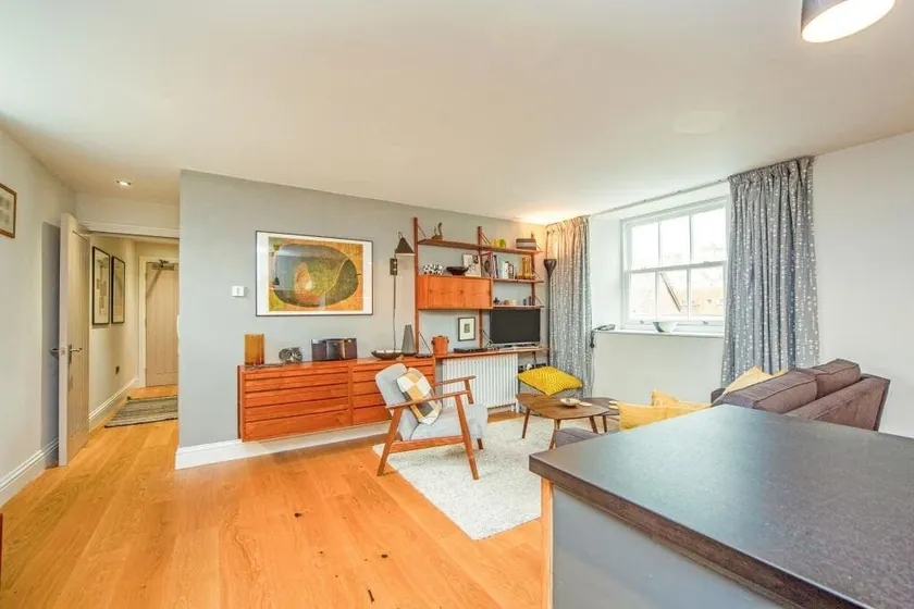 Stylish two bed flat, city centre, free parking - Image 1
