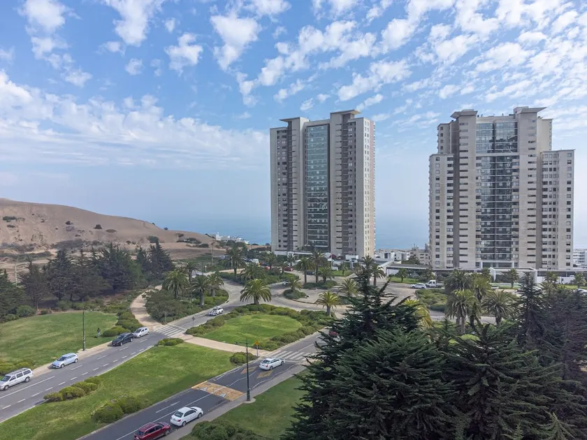 Burgundy View 1BR W/View, Balcony & Parking. - Image 1