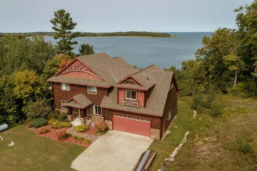 Spacious Leech Lake Home on 2 Private Acres, 200' of lake shore 15 Minutes to Walker with boat lift, dock, swimming, fire pit - Image 1
