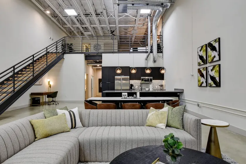 3BR Luxury Loft Near Downtown & Frost Bank Center - Image 1
