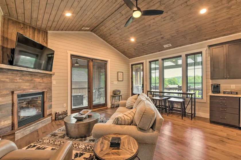 Hike, Ski & More! Pet-Friendly Home in Glenville - Image 1
