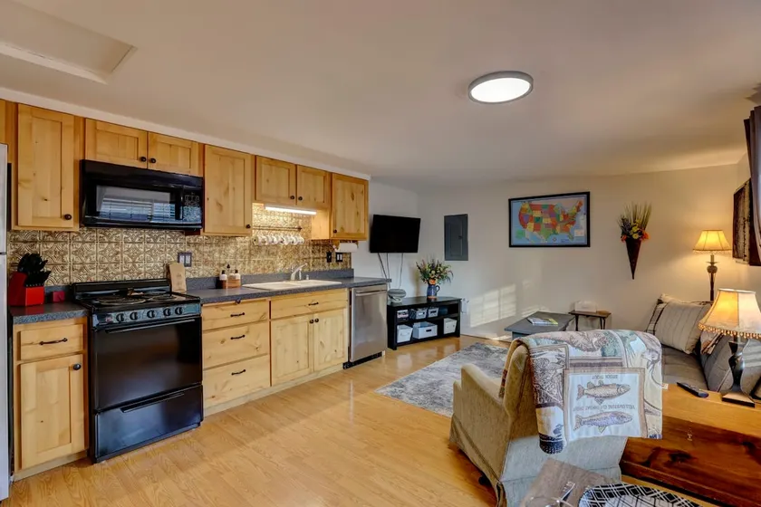 Sweet Wyoming Suite, Centrally located Stay + Wifi - Image 1