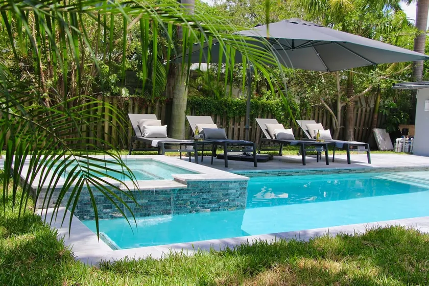 Fox Private Resort-Heated Pool, Spa-Downtown&Beach - Image 1
