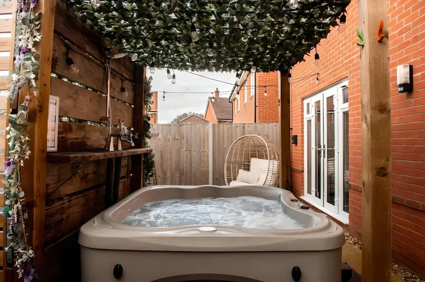 Stylish 4-Bed Home with Hot Tub & Garden - Image 1