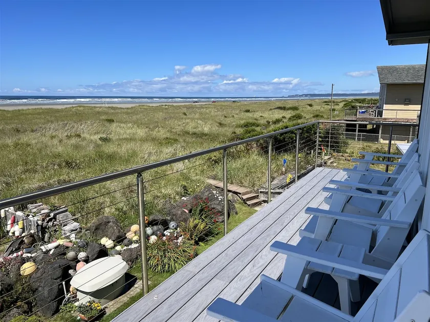 Captain`s Quarters - Beautifully Updated Beach Fro - Image 1