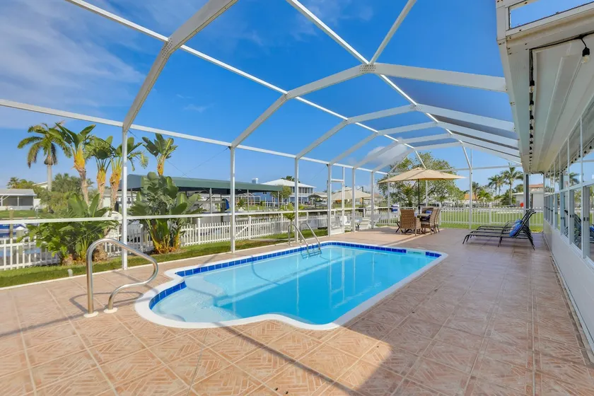 Canal-Front Haven: Pool, Dock & Lanai in Palmetto - Image 1