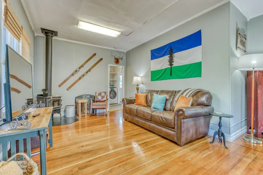 Two-story, mountain view getaway with wood stove, - Image 1