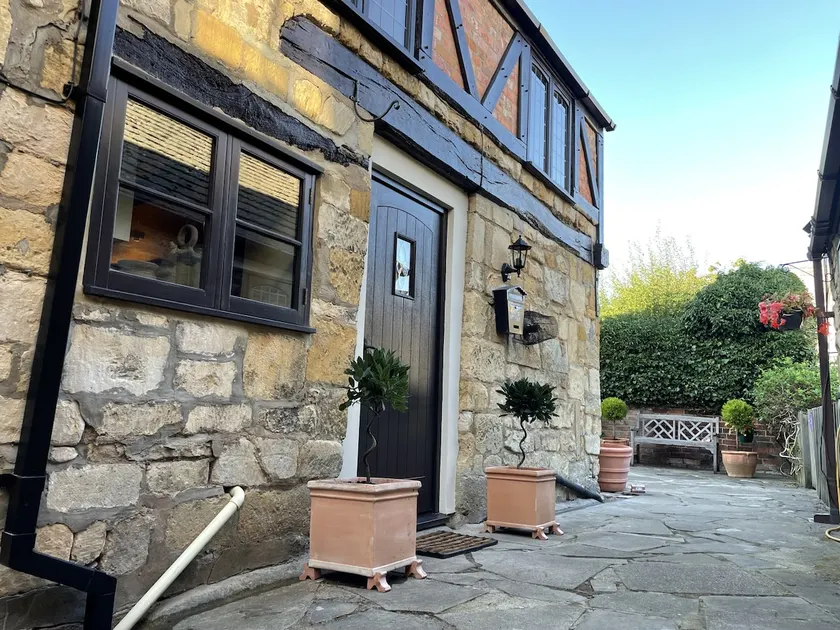 Country House - Private bathroom - Courtyard view - Image 1